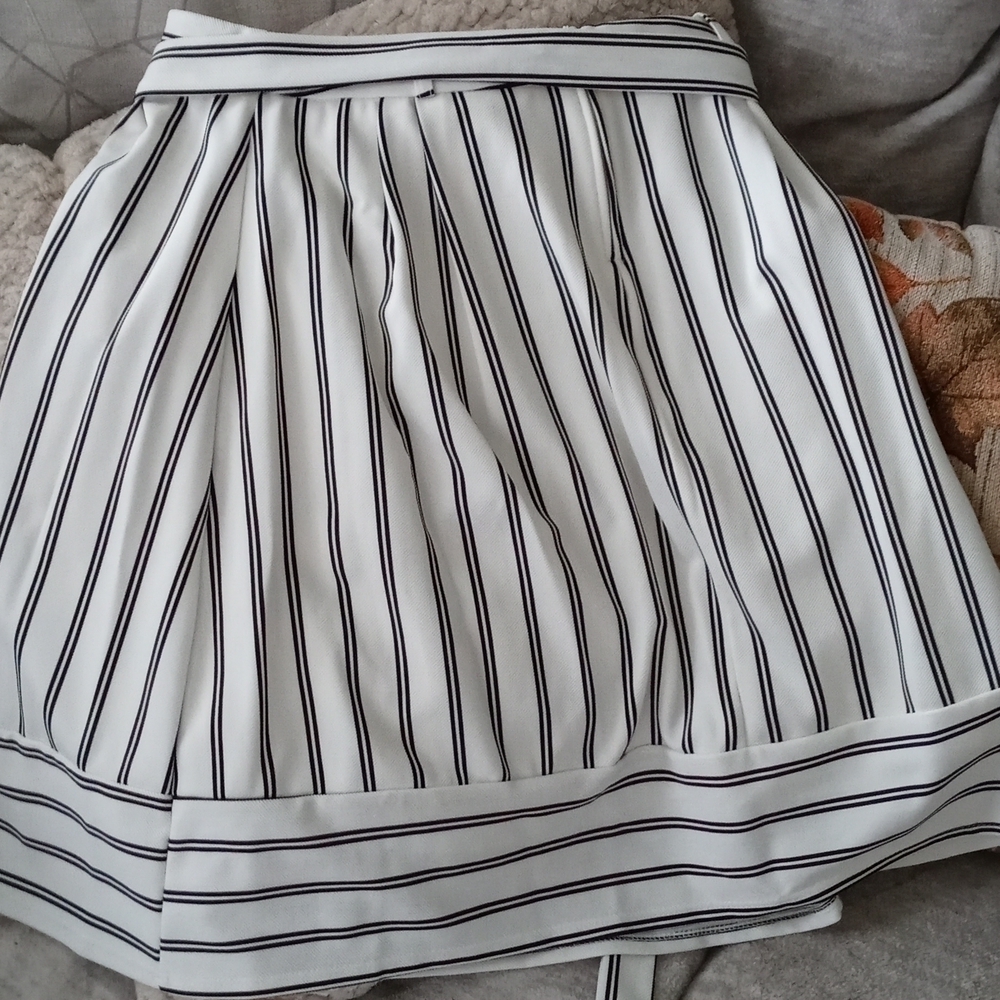 New Classic white black Skirt size large Elegant Timeless Party Dinner Date - Picture 3 of 3